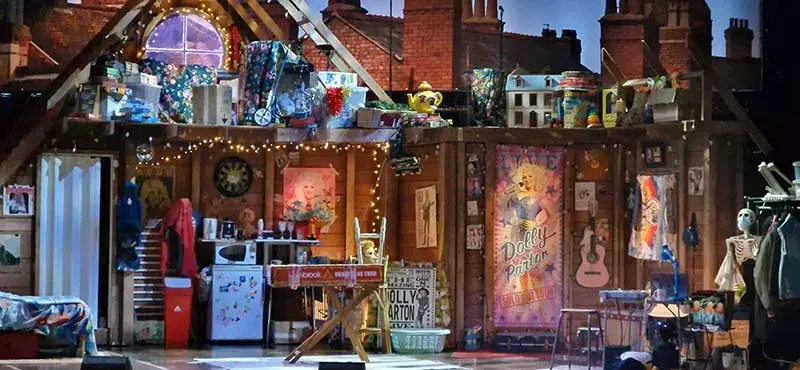 Review Here You Come Again 2024 - Stage Set